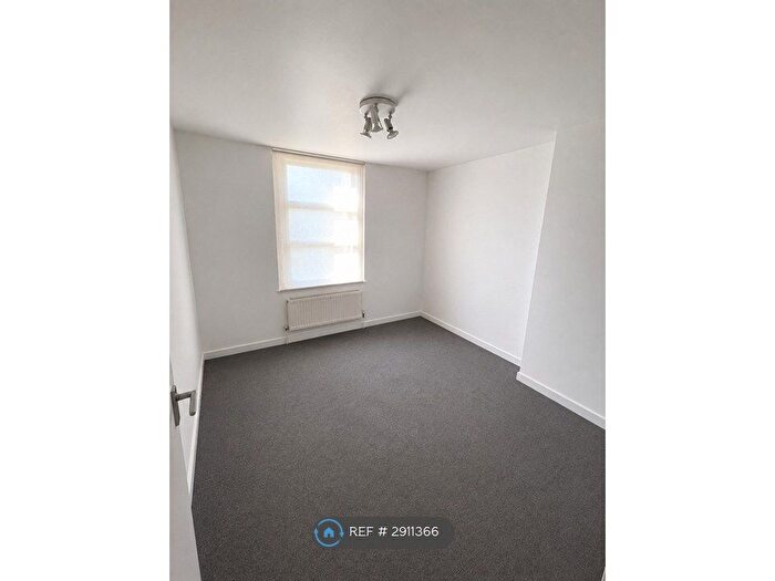 Studio To Rent In Station Road, London, N3