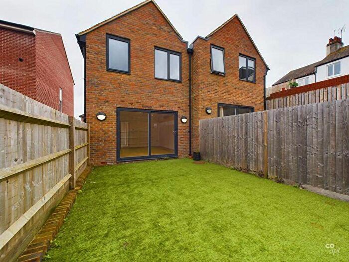 3 Bedroom Semi-Detached House To Rent In Buller Road, BN2