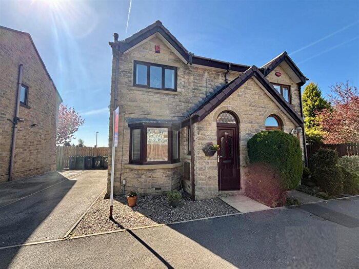 3 Bedroom Semi-Detached House For Sale In Home Farm Close, Bradford, BD6