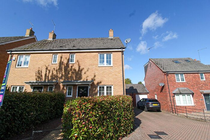 3 Bedroom Semi-Detached House For Sale In Chestnut Close, Northampton, NN7