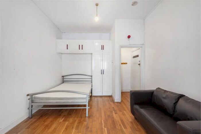Studio To Rent In Askew Road, London, W12