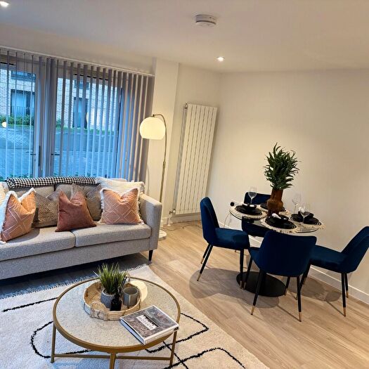 2 Bedroom Apartment To Rent In Minerva Square, Glasgow, G3