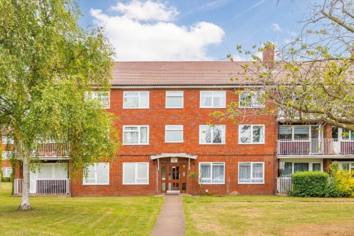 3 Bedroom Flat To Rent In Queenswood Avenue, Hampton, TW12