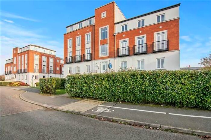 3 Bedroom Flat To Rent In Dragon Road, Hatfield, AL10