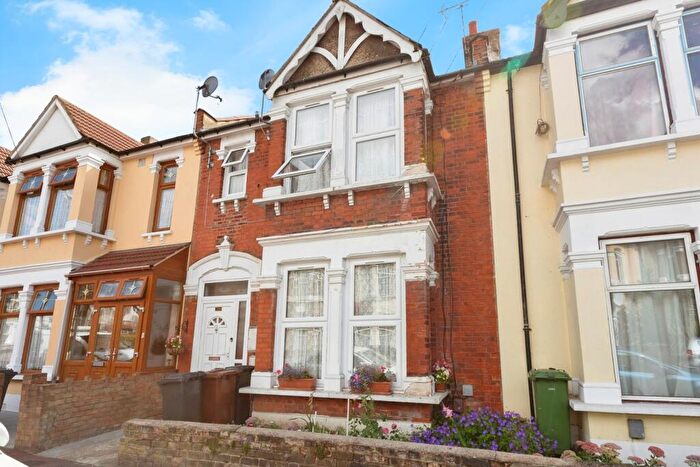 1 Bedroom Flat For Sale In Monteagle Avenue, Barking, IG11