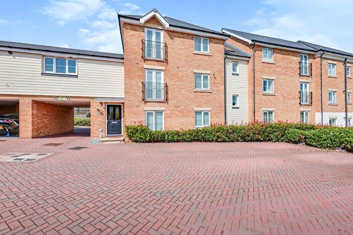 2 Bedroom Flat To Rent In Warwick Crescent, Basildon, SS15