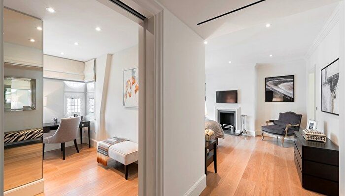 2 Bedroom Flat To Rent In Duke Street, London, W1K
