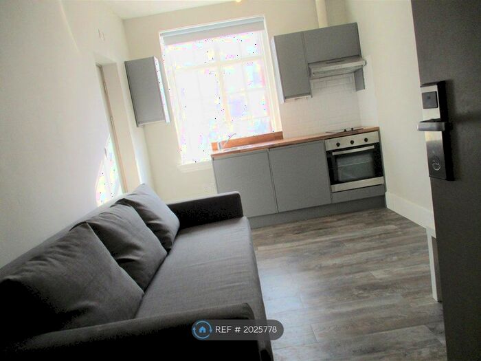 Studio To Rent In South Street, Romford, RM1