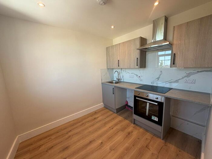 Flat To Rent In High Road, E18