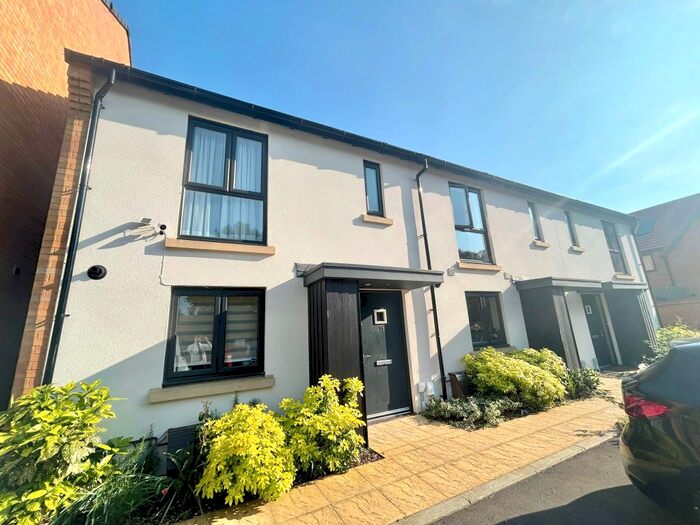 3 Bedroom Property To Rent In Dormie Close, Basingstoke, RG24