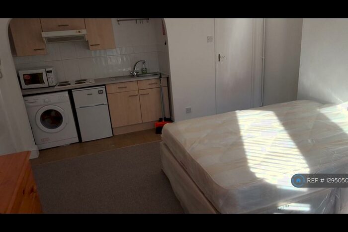 Studio To Rent In Lausanne Road, Turnpike Lane, N8