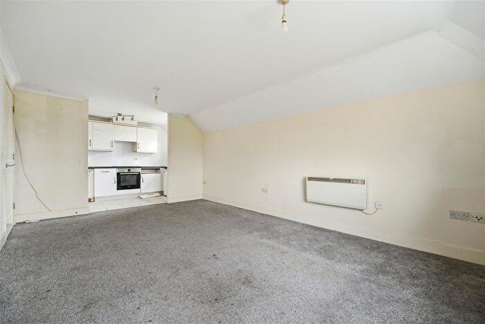 2 Bedroom Flat For Sale In Tobermory Close, Slough, SL3