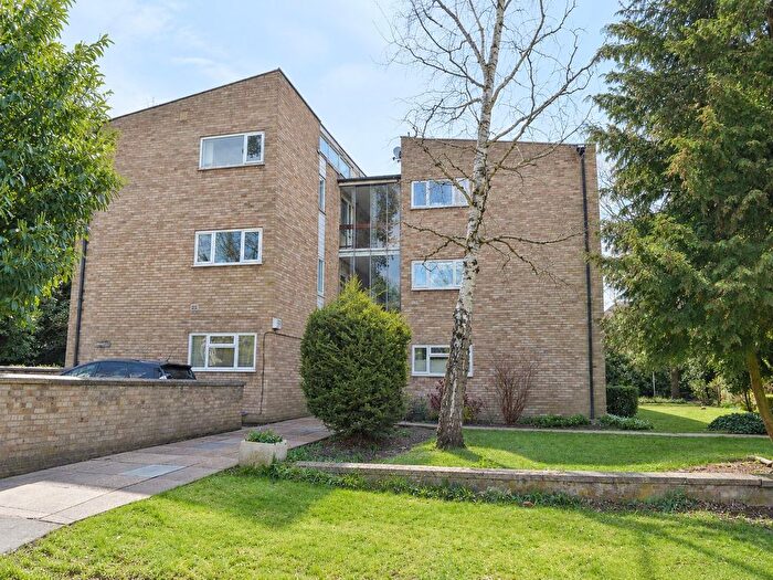 1 Bedroom Flat To Rent In Pine Grove, Weybridge, KT13