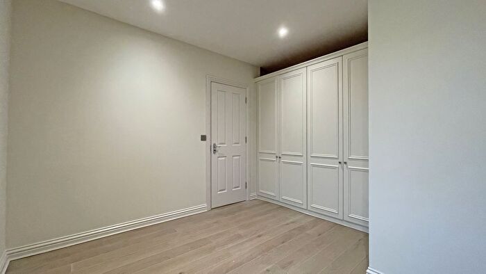 1 Bedroom Flat For Sale In Crummock Chase, Surbiton, Surrey, KT6