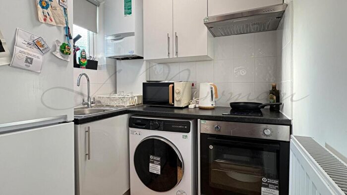 1 Bedroom Flat To Rent In Essex Mansions, Essex Road South, London, E11