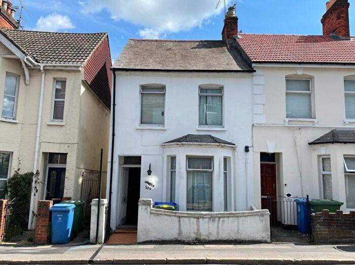 3 Bedroom End Of Terrace House For Sale In Grosvenor Road, Aldershot, GU11