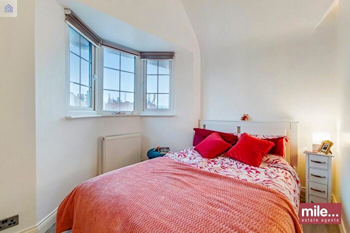 Studio To Rent In Golders Green, London, NW11