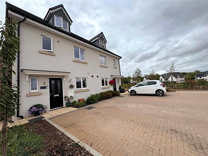 4 Bedroom Semi-Detached House For Sale In Wenlock Way, Daventry, Northamptonshire, NN11