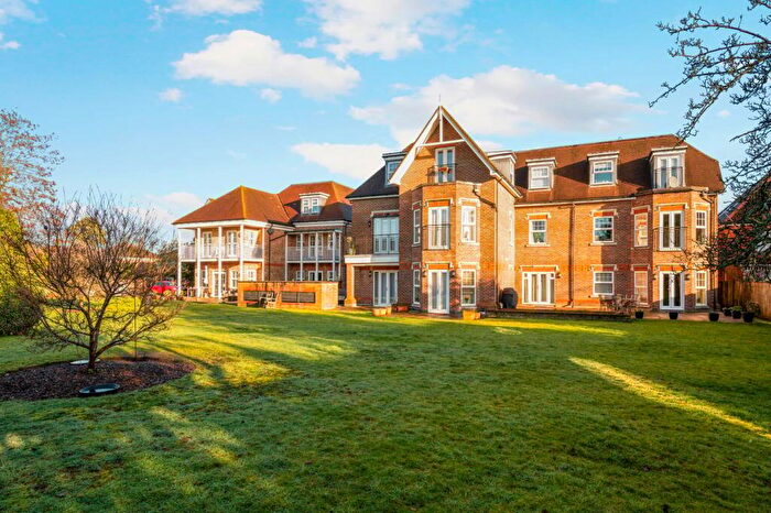 2 Bedroom Apartment For Sale In Oatlands Chase, Weybridge, KT13