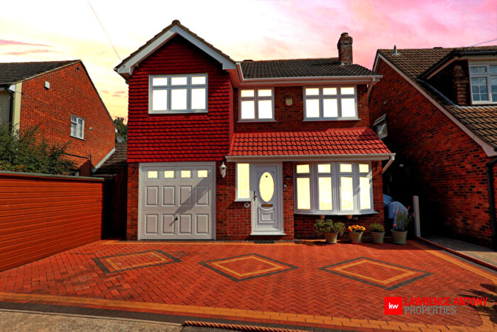 4 Bedroom Detached House For Sale In Knivet Close, Rayleigh, SS6