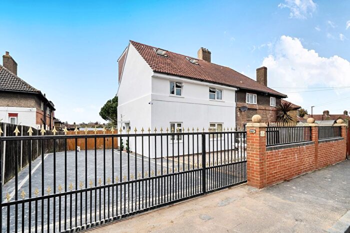 5 Bedroom Semi Detached House To Rent In Keynsham Gardens, London, SE9