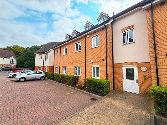 2 Bedroom Flat For Sale In Plum Tree Court, Romford, RM3