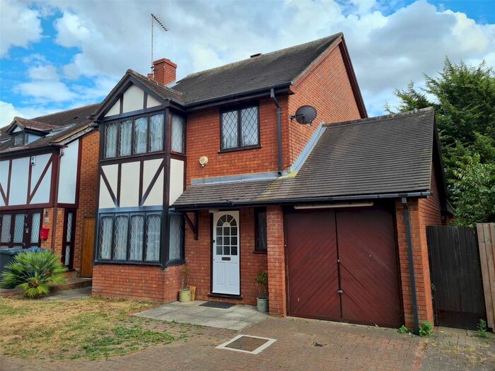 3 Bedroom Detached House To Rent In Groveside Close, West Acton, London, W3