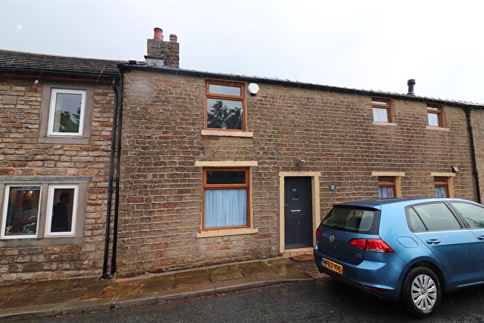 2 Bedroom Cottage To Rent In Blacksnape Road, Hoddlesden, Darwen, BB3