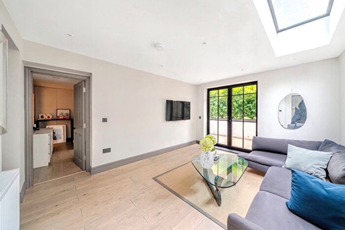 2 Bedroom Flat To Rent In St. Anns Villas, London, W11