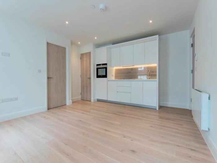 1 Bedroom Flat To Rent In King George's Walk, Esher High Street, Esher, Surrey, KT10