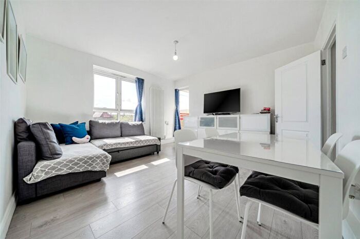 2 Bedroom Apartment For Sale In Goldsmith Road, London, SE15