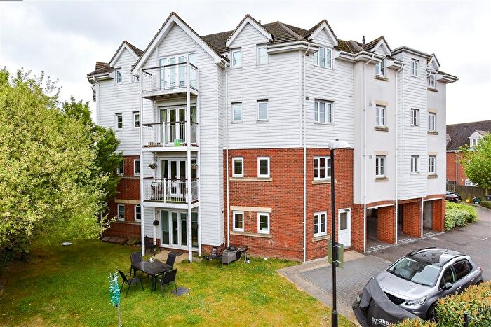 2 Bedroom Flat For Sale In Ingram Close, Larkfield, Aylesford, Kent, ME20