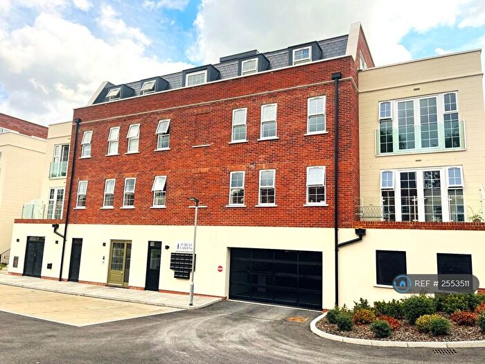 2 Bedroom Flat To Rent In Jubilee Gardens, Weybridge, KT13