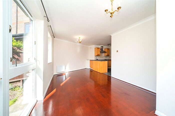 2 Bedroom Flat To Rent In Maltings Place, London, SW6