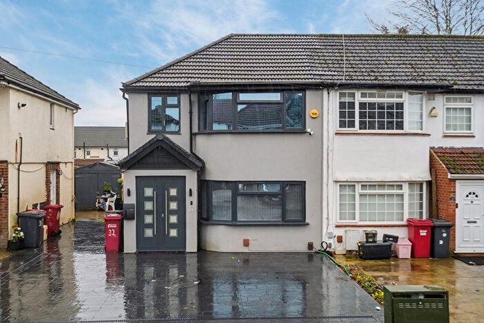 4 Bedroom Terraced House For Sale In Lancaster Avenue, Slough, SL2