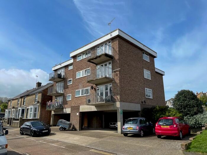 2 Bedroom Flat To Rent In Mill Hill Road, Cowes, PO31