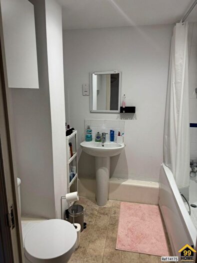 2 Bedroom Flat To Rent In Aspects, Sutton, Surrey, SM1
