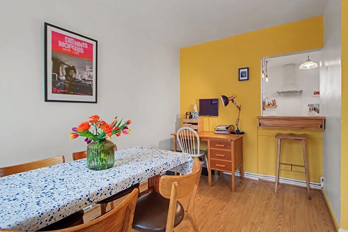 2 Bedroom Flat For Sale In Andover Road, London, N7