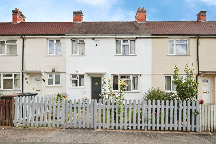 3 Bedroom Semi Detached House For Sale In Barton Road, Nuneaton, Warwickshire, CV10