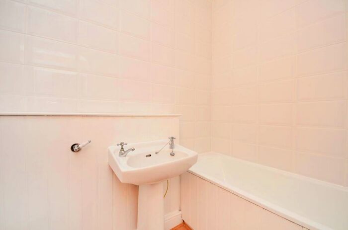 1 Bedroom Flat To Rent In Terretts Place, Islington, London, N1