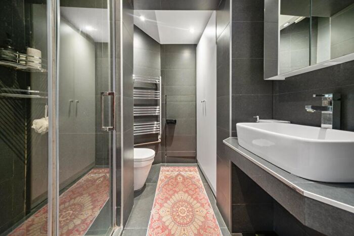 2 Bedroom Flat To Rent In Candahar Road, London, SW11