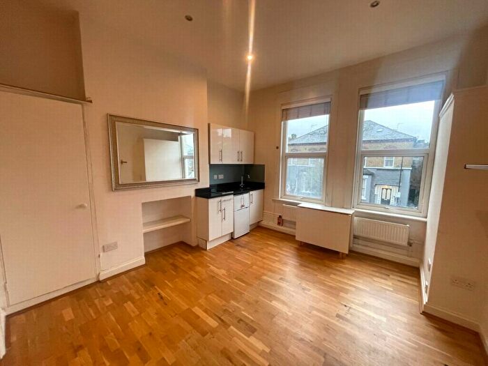 Flat To Rent In Finsbury Park Road, Finsbury Park, N4