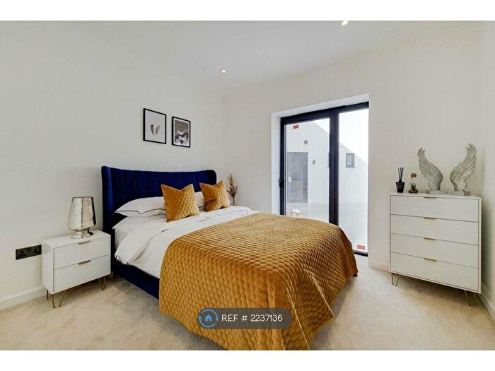 2 Bedroom Flat To Rent In High Street, London, CR8