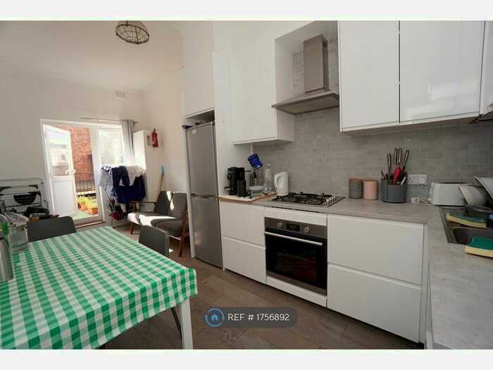 3 Bedroom Flat To Rent In Seven Sisters Road, London, N4
