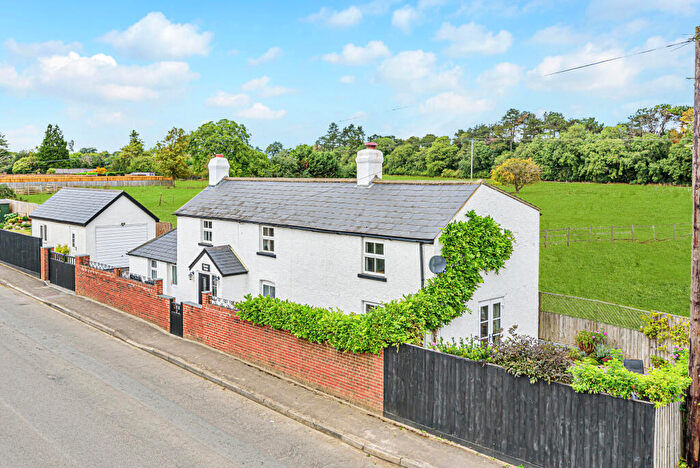 3 Bedroom Cottage For Sale In Turnpike Road, Blunsdon, Swindon, SN26