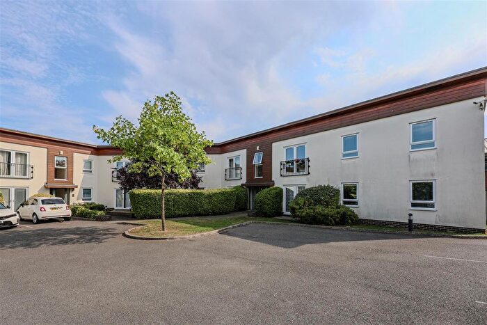 2 Bedroom Flat To Rent In Priorywood Drive, Leigh-On-Sea, SS9