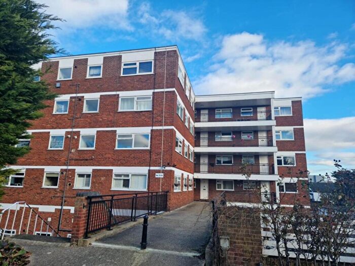 1 Bedroom Flat For Sale In Lynwood Close, London, E18