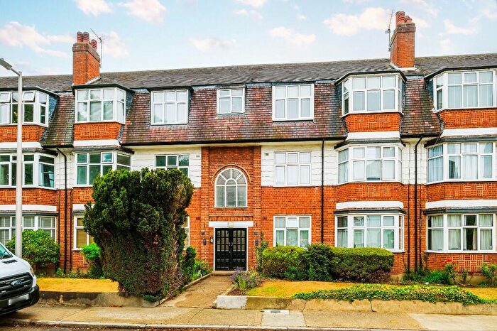 2 Bedroom Flat For Sale In Churchfields, London, E18