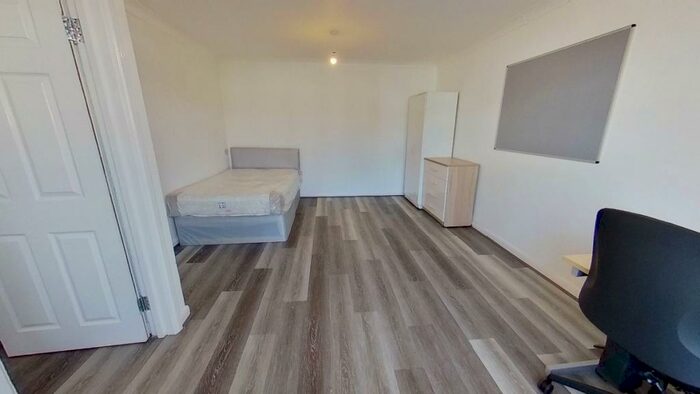 5 Bedroom Semi-Detached House To Rent In The Chase, Guildford., GU2