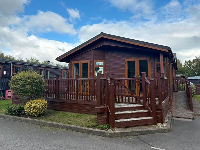 2 Bedroom Mobile/park Home For Sale In Park Road, Overseal, Swadlincote, DE12